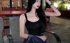 美女脱裤衩扒开尿口给男子摸